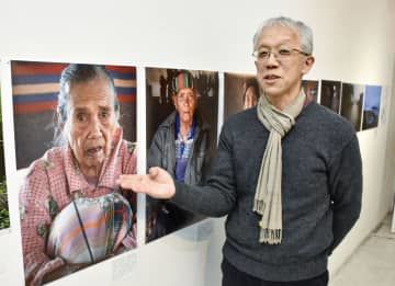 写真家の亀山仁さんの写真展「ミャンマーの人々と戦禍の記憶」＝3日、堺市