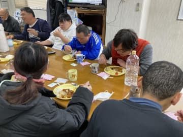 昼食のカレーを食べる「ゆうの丘」の利用者ら＝1月、石川県七尾市