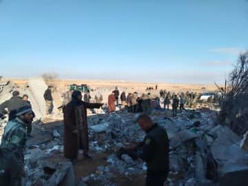 3日、イラク・カイムで、米軍による空爆で大破した民兵組織の施設（人民動員隊・PMF提供、ゲッティ＝共同）