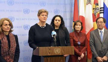 ミャンマー軍事政権を非難する共同声明を発表した英国の国連大使（左から2人目）ら＝5日、ニューヨークの国連本部（共同）