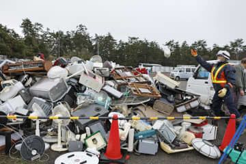 石川県珠洲市の仮置き場に運び込まれた災害ごみ＝6日午前