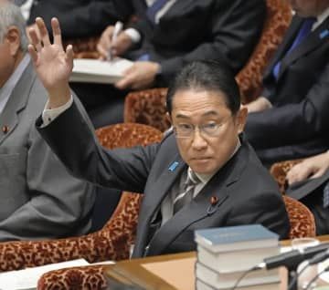 衆院予算委で答弁のため挙手する岸田首相＝6日午前