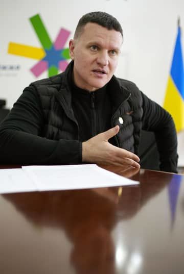 インタビューに答えるウクライナ南部ザポロジエ市のアナトリー・クルテフ市長代行（共同）