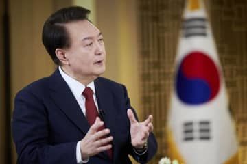 KBSテレビのインタビューに応じる韓国の尹錫悦大統領＝4日、ソウル（大統領府提供・共同）