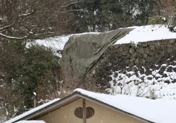 能登半島地震で崩れ、シートが掛けられた金沢城の石垣＝1月25日、金沢市