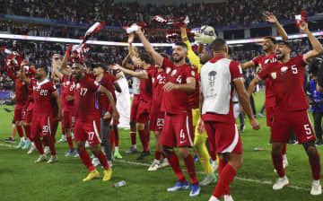 サッカーアジア杯準決勝　イランに競り勝ち決勝進出を決め、喜ぶカタールの選手たち＝ドーハ（ロイター＝共同）