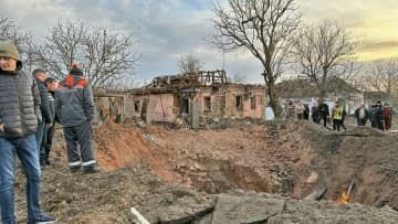 7日、ロシアの攻撃で破壊されたウクライナ・ミコライウの住宅（ウクライナ公共放送サスピルネ提供・共同）