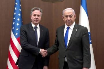 ブリンケン米国務長官（左）と会談するイスラエルのネタニヤフ首相＝7日、エルサレム（GPO提供、ゲッティ＝共同）