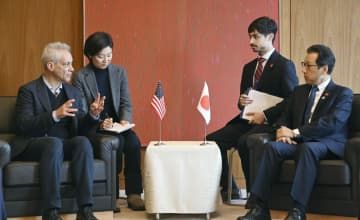 札幌市の秋元克広市長（右端）と会談するエマニュエル駐日米大使（左端）＝8日午前、札幌市