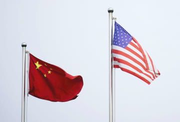 上海ではためく中国旗と米国旗＝2021年4月（ロイター＝共同）