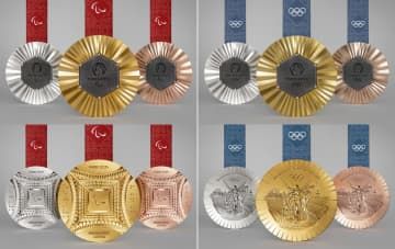 発表されたパリ五輪（右側）とパラリンピックのメダルデザイン。表面（上）はフランス本土を「六角形」で表現し、五輪裏面（右下）はギリシャ神話の女神ニケ、パラ裏面（左下）は下から見上げたエッフェル塔が描かれた（大会組織委提供・共同）