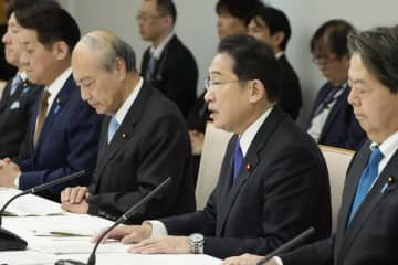 外国人材に関する関係閣僚会議であいさつする岸田首相（右から2人目）＝9日午前、首相官邸
