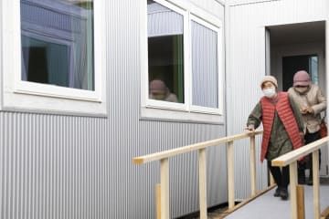 石川県珠洲市の応急仮設住宅を確認した入居者の女性ら＝9日午前