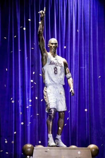 披露された元NBAレーカーズの名選手、故コービー・ブライアントさんの銅像＝8日、米ロサンゼルス（AP＝共同）