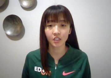 オンラインで取材に応じる女子マラソンの細田あい＝9日