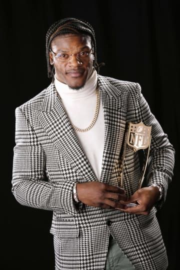 NFLの最優秀選手（MVP）に選ばれ、ポーズをとるレーベンズのQBラマー・ジャクソン＝8日、ラスベガス（AP＝共同）