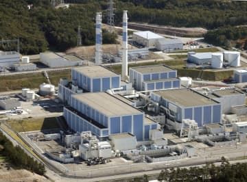 北陸電力志賀原子力発電所。右から1号機、2号機＝2021年11月、石川県志賀町