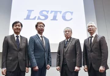 写真に納まるLSTCの東哲郎理事長（右から2人目）ら＝9日午後、東京都千代田区
