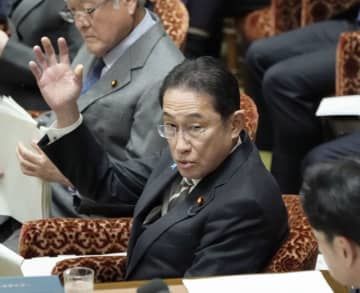 6日、衆院予算委で答弁のため挙手する岸田首相
