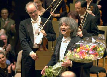 2002年4月、ボストン交響楽団でのラストコンサートを終え、花束を手にする小澤征爾さん＝米ボストン（共同）