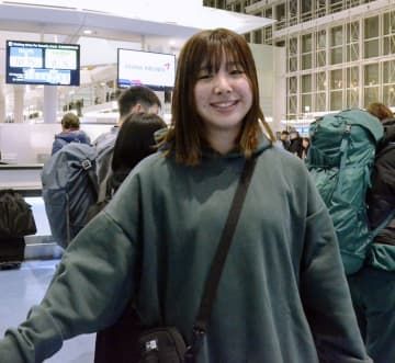 羽田空港で取材に応じるスノーボード女子の三木つばき＝9日