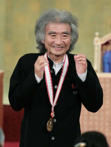 2011年10月、高松宮殿下記念世界文化賞の贈呈式で、音楽部門で受賞し笑顔を見せる小澤征爾さん＝東京・元赤坂の明治記念館