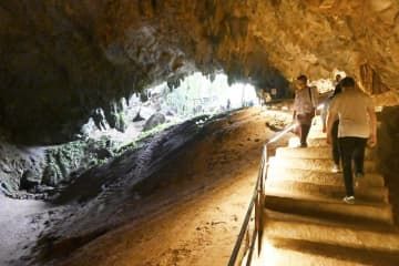 洞窟内に整備されたウオーキングコースの階段＝2023年12月、タイ・チェンライ郊外（共同）