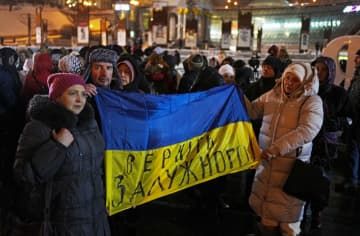 ウクライナの首都キーウ中心部の独立広場で、軍総司令官だったザルジニー氏の解任に反対し、集まった市民ら＝9日（共同）