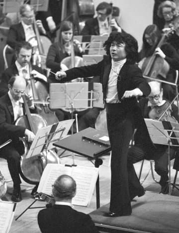 1978年3月、ボストン交響楽団を率いて初めての来日公演で指揮する小澤征爾さん＝福岡市