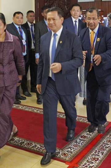 カンボジアの首都プノンペンの議会内を歩くフン・マネット首相＝2023年8月（共同）