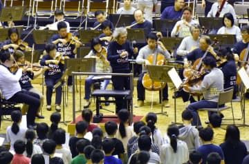 2017年10月、水戸市で「子どものための音楽会」で指揮する小澤征爾さん（中央）