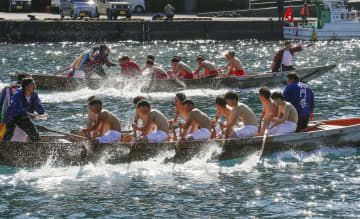 和歌山県串本町で行われた水門祭の「櫂伝馬競漕」＝10日午後