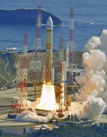 鹿児島県の種子島宇宙センターから打ち上げられるH3ロケット1号機。2段目エンジンが点火せず、指令破壊された＝2023年3月