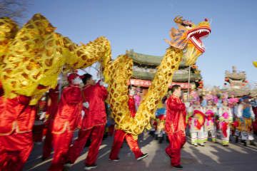 春節を迎えた北京市中心部の竜潭公園。伝統的な縁日「廟会」が行われ、竜の舞が披露された＝10日（共同）