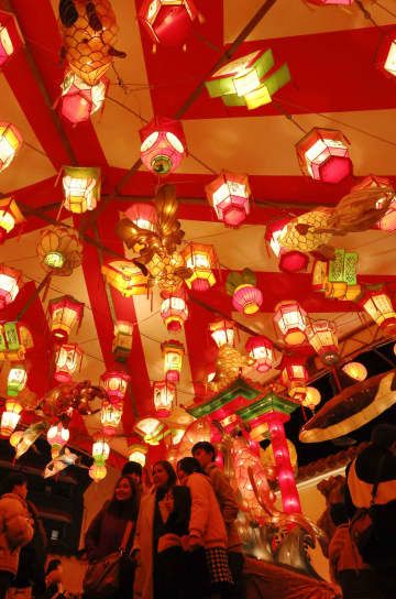 中国の春節に合わせて始まった「長崎ランタンフェスティバル」＝10日夜、長崎市