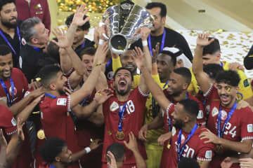 アジア・カップで優勝して喜ぶカタールの選手たち＝10日、カタール・ルサイル（AP＝共同）