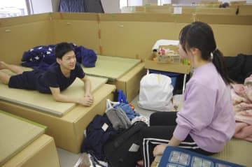 石川県七尾市の避難所に届けられた畳の上で過ごす避難者＝2日