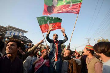 10日、パキスタン・ペシャワールで、下院選を巡り集会を開く野党パキスタン正義運動（PTI）の支持者ら（ゲッティ＝共同）