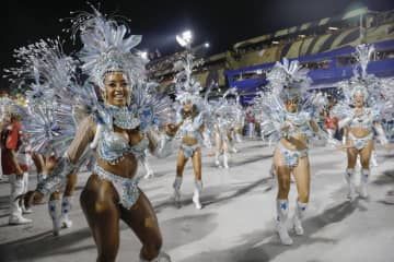 ブラジル・リオデジャネイロのカーニバルで、踊る女性たち＝12日（共同）