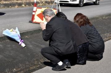 事故現場付近に花を供え、手を合わせる佐々木多恵子さん（右）ら＝12日午後、宇都宮市
