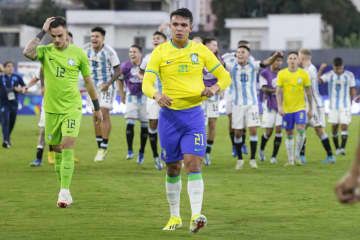 アルゼンチンに敗れて引き揚げるブラジルの選手ら＝カラカス（AP＝共同）