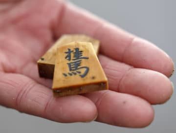 塩井一仁さんが倒壊した自宅の中から見つけ、拾い上げた将棋の駒＝7日、石川県珠洲市