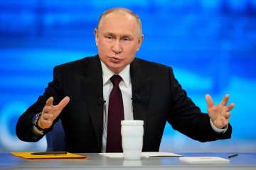 昨年12月、モスクワで行われた大規模記者会見で質問に答えるロシアのプーチン大統領（ロイター＝共同）