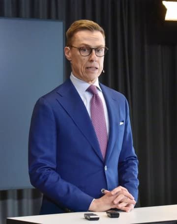 フィンランド大統領選当選から一夜明け、記者会見するストゥブ元首相＝12日、ヘルシンキ（共同）