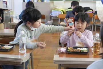 間借りする高校の教室で、提供された“給食”を食べる児童＝13日午後、石川県輪島市（画像の一部を加工しています）