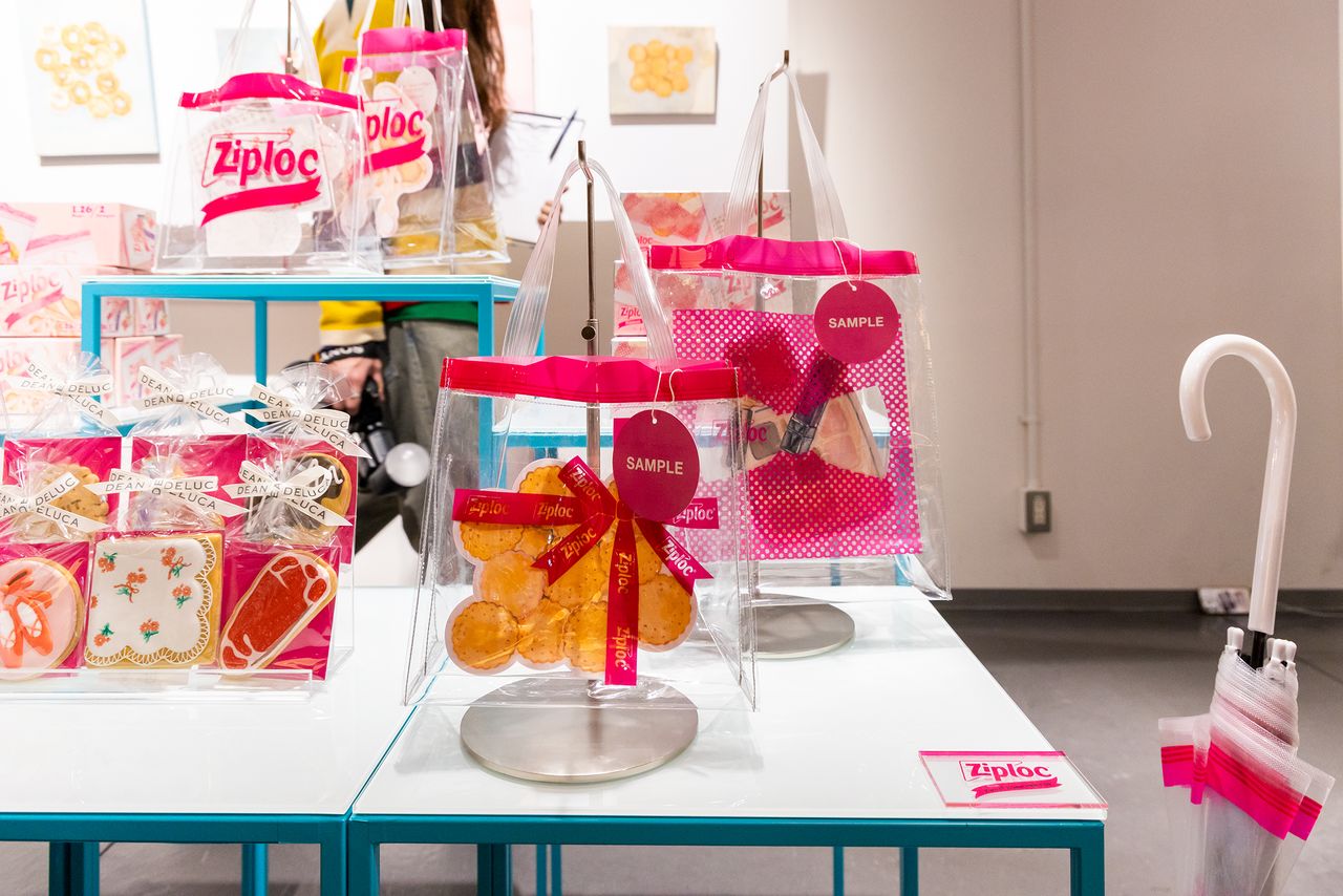 ビームス公式オンラインショップと「Ziplock Ribbon Cafe」では、トートバックと傘を数量限定で販売