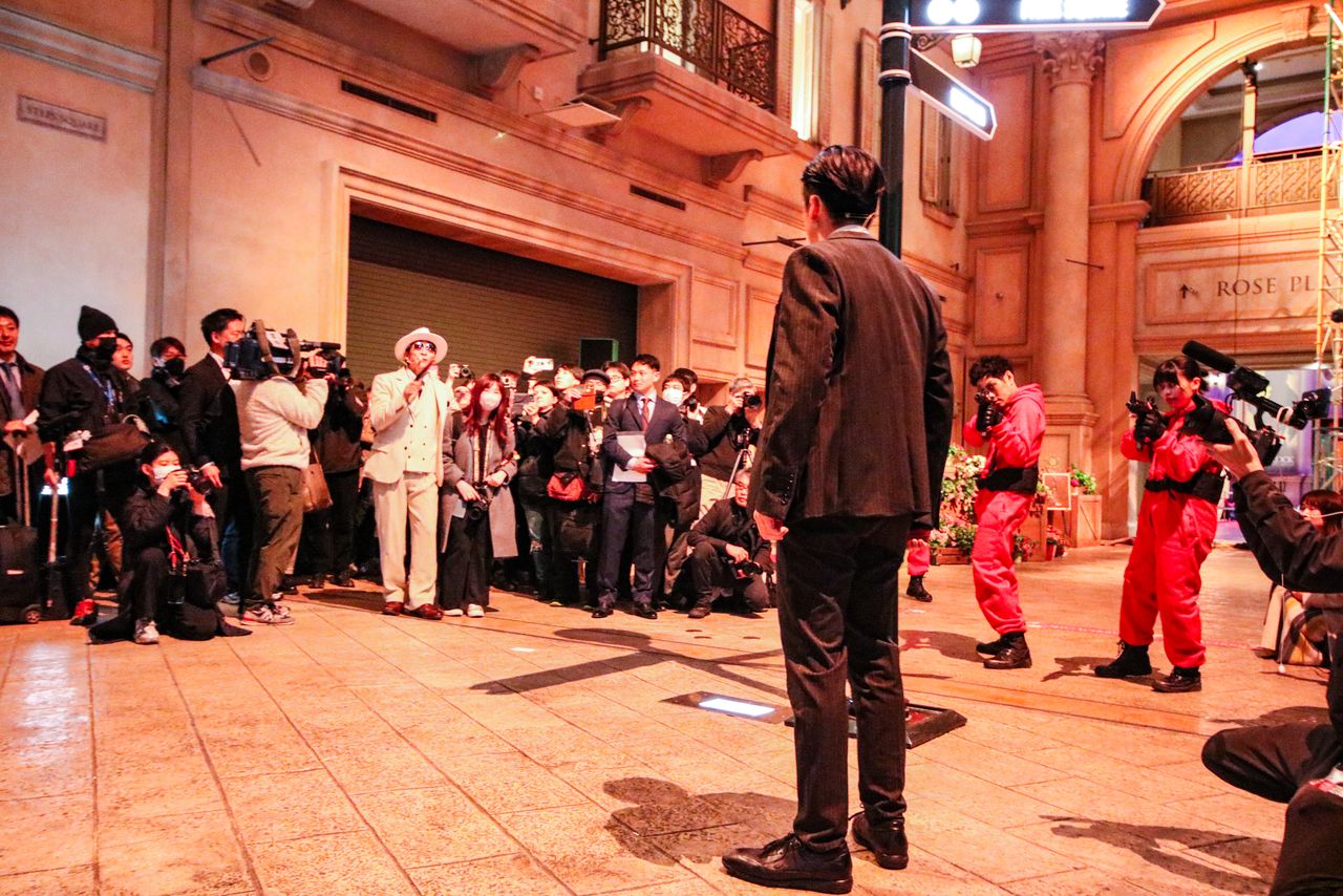 街中で突然、銃撃戦が始まる「スパイ・アクション!」。強制的に人質として参加する趣向も