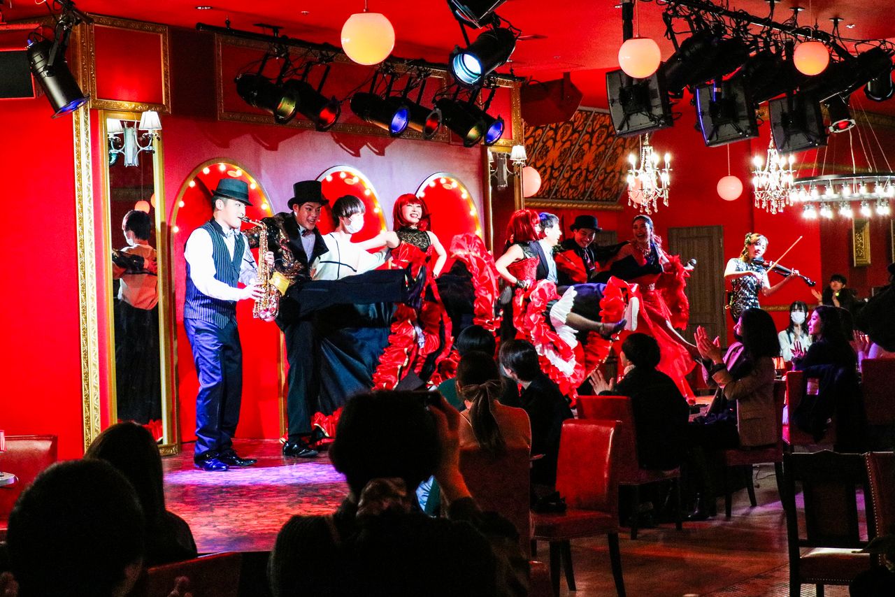 フレンチレストラン「ザ・キャバレー」。ショーを鑑賞していたら、ステージで一緒にダンスを踊ることに!?
