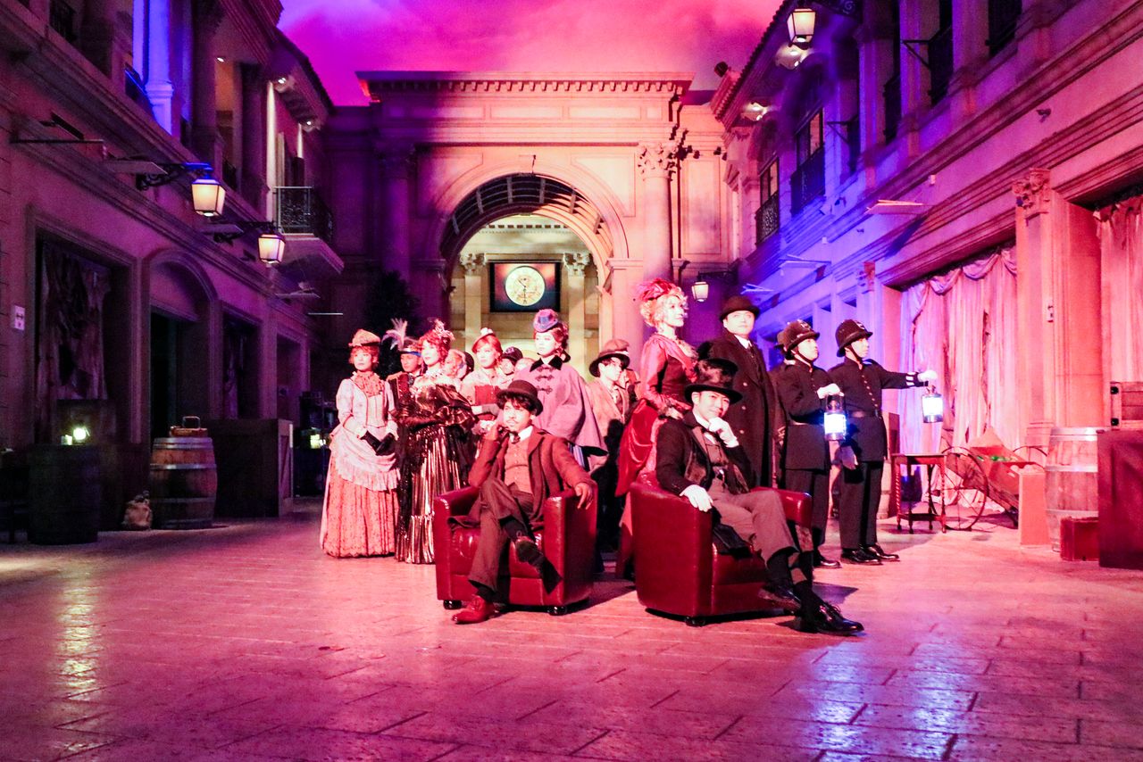 「ザ・シャーロック ベイカー街連続殺人事件」は48人の登場人物が同時に演技するので、さまざまな視点で楽しめる