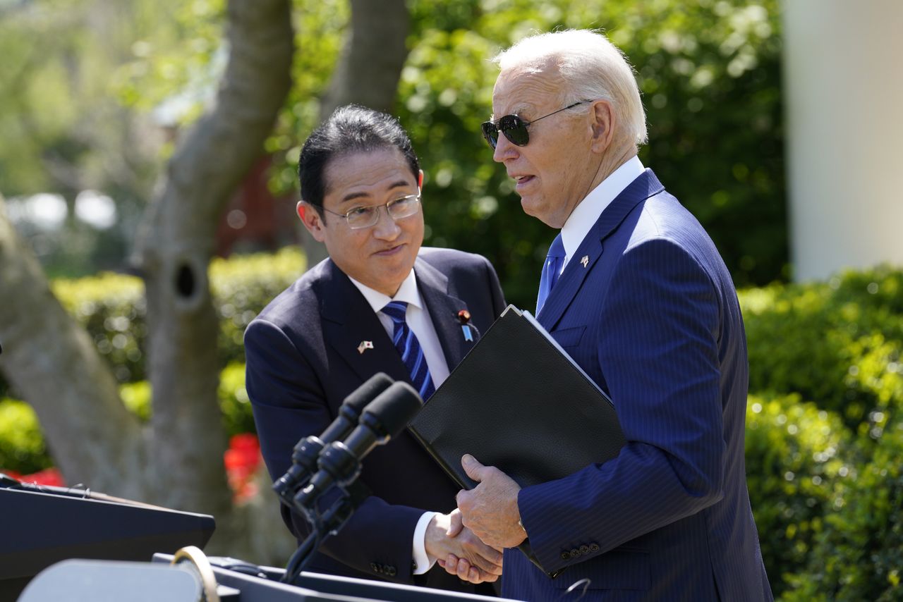 ホワイトハウスでバイデン大統領と共同記者会見する岸田首相(ロイター)